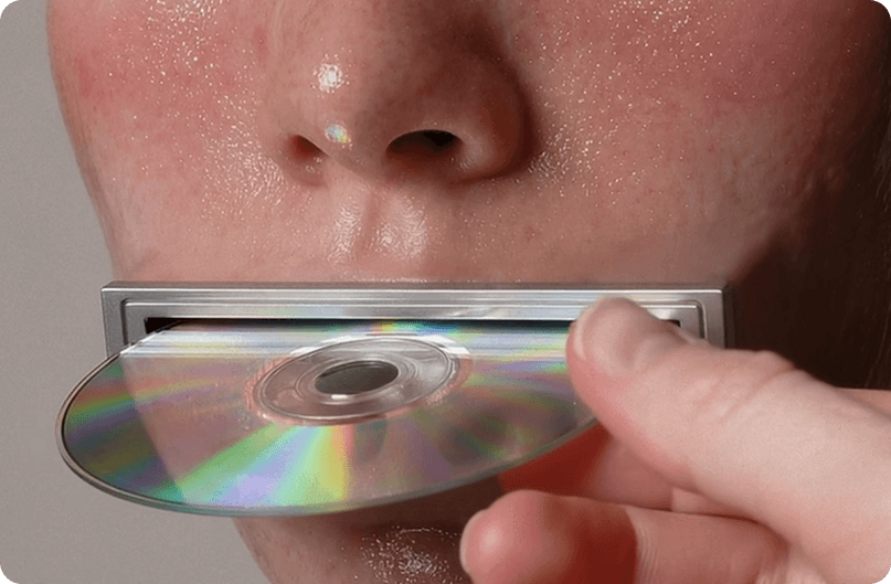 człowiek z płytą CD w ustach